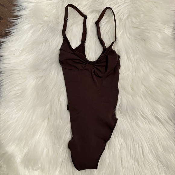 SKIMS Shapewear Bodysuit THONG BODYSUIT NEW COCOA S Small - Picture 4 of 5